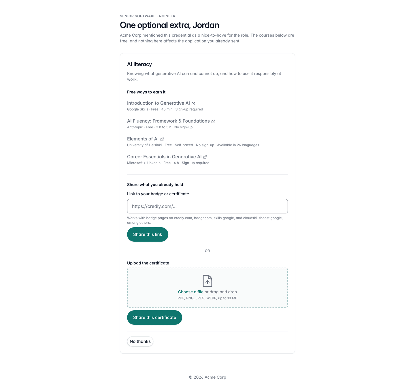 Die Seite, die ein Kandidat öffnet: die empfohlene Qualifikation mit ihren kostenlosen Kursen, ein Feld für den Link zum Badge, ein Bereich zum Hochladen des Zertifikats und eine Möglichkeit abzulehnen.